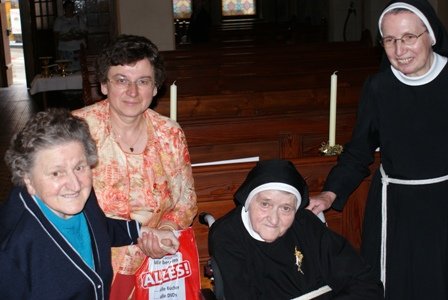 Sr. Alexia mit Freunden und Sr. Alberta bei der goldenen Profess 2009